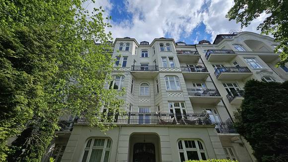 DREAMHOUSE Immobilien: Dachgeschosswohnung mit Aufzug und Loggia